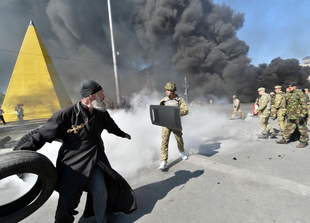 Euromaidanul, din nou in flacari. Preotul care arunca sticle incendiare, personajul zilei in noile proteste de la Kiev - Imaginea 7