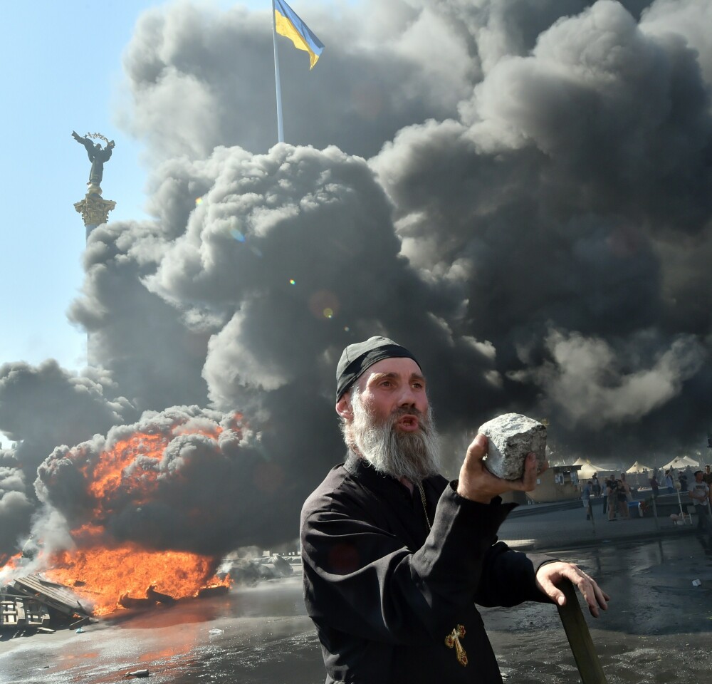 Euromaidanul, din nou in flacari. Preotul care arunca sticle incendiare, personajul zilei in noile proteste de la Kiev - Imaginea 6