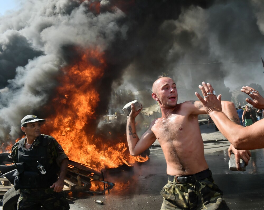 Euromaidanul, din nou in flacari. Preotul care arunca sticle incendiare, personajul zilei in noile proteste de la Kiev - Imaginea 5