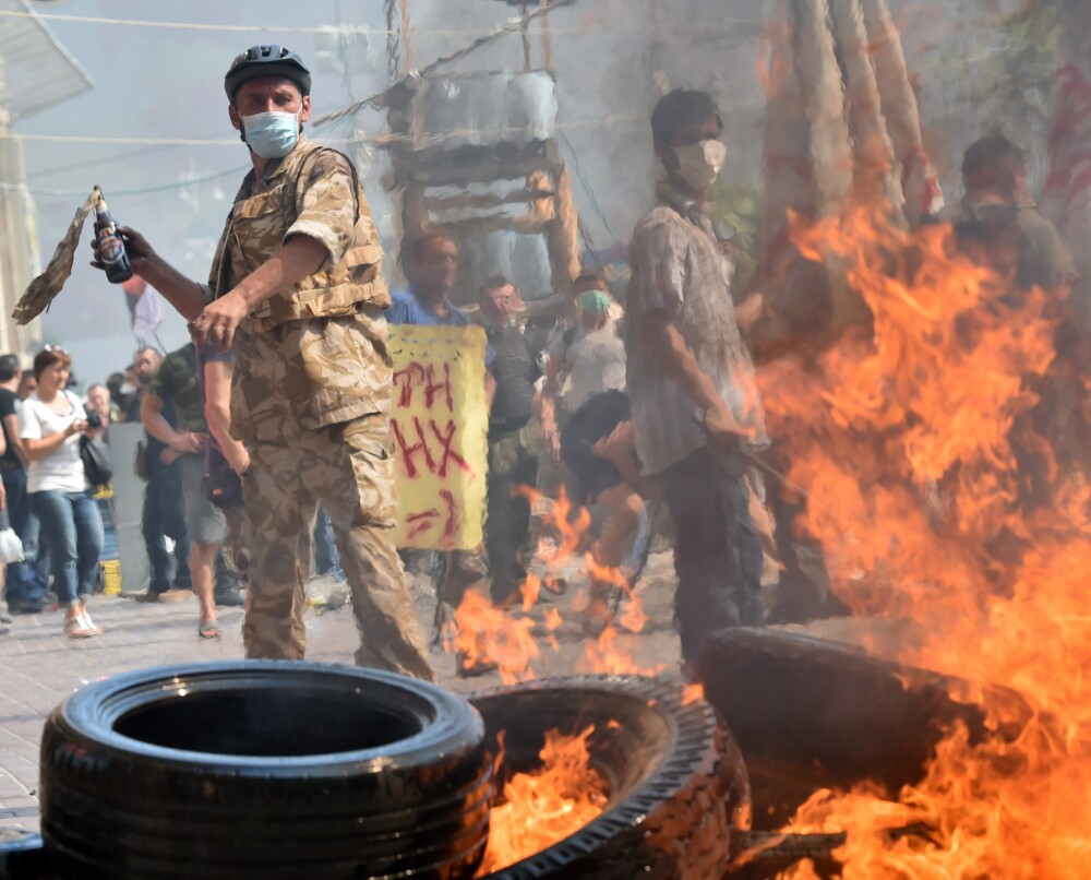 Euromaidanul, din nou in flacari. Preotul care arunca sticle incendiare, personajul zilei in noile proteste de la Kiev - Imaginea 2