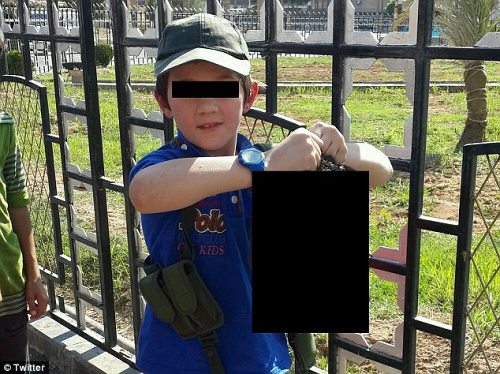 A postat pe Twitter poza cu fiul lui 7 ani tinand in mana capul retezat al unui soldat sirian. 