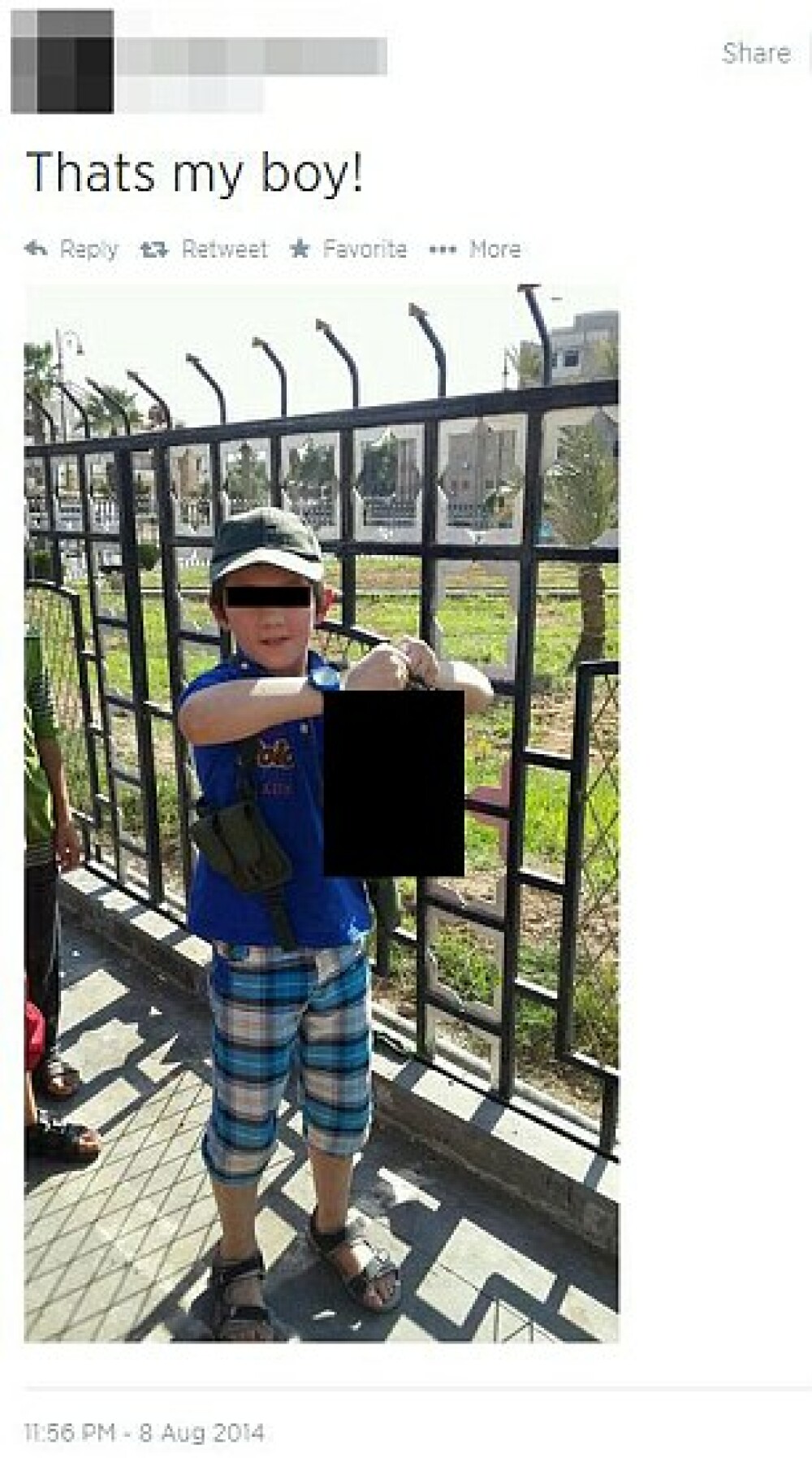 A postat pe Twitter poza cu fiul lui 7 ani tinand in mana capul retezat al unui soldat sirian. 