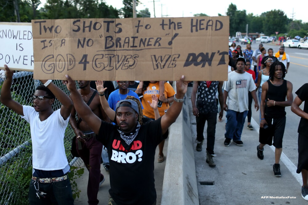 Revolta in Ferguson. Politia a tras cu gaze lacrimogene in protestatari, iar 31 de persoane au fost arestate - Imaginea 1