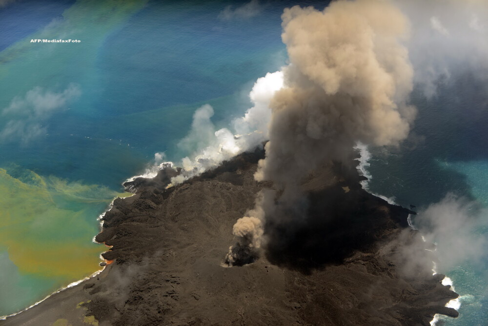 Alerta de tsunami in Japonia. Lava unei insule vulcanice, aflata in eruptie, ar putea provoca o tragedie. GALERIE FOTO - Imaginea 1