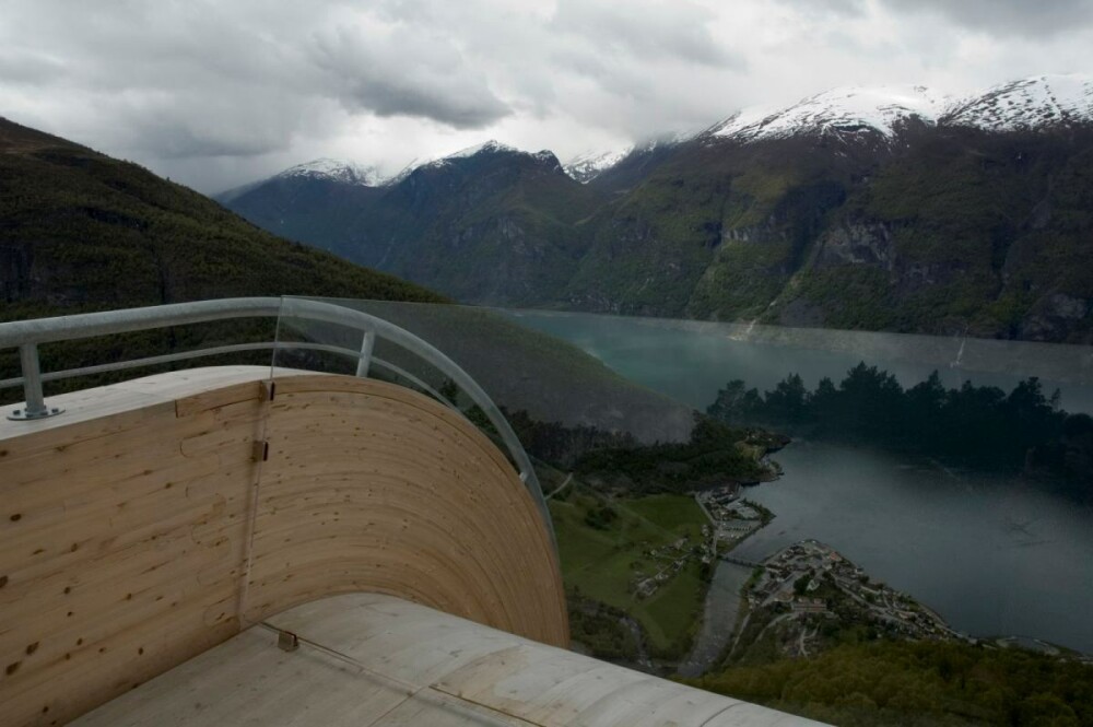 Cei care au fost acolo spun ca este cea mai frumoasa priveliste din lume. Cum arata fiordul norvegian Aurland de la inaltime - Imaginea 10