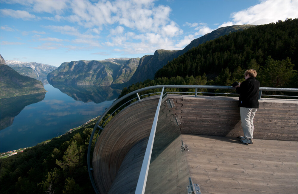 Cei care au fost acolo spun ca este cea mai frumoasa priveliste din lume. Cum arata fiordul norvegian Aurland de la inaltime - Imaginea 11