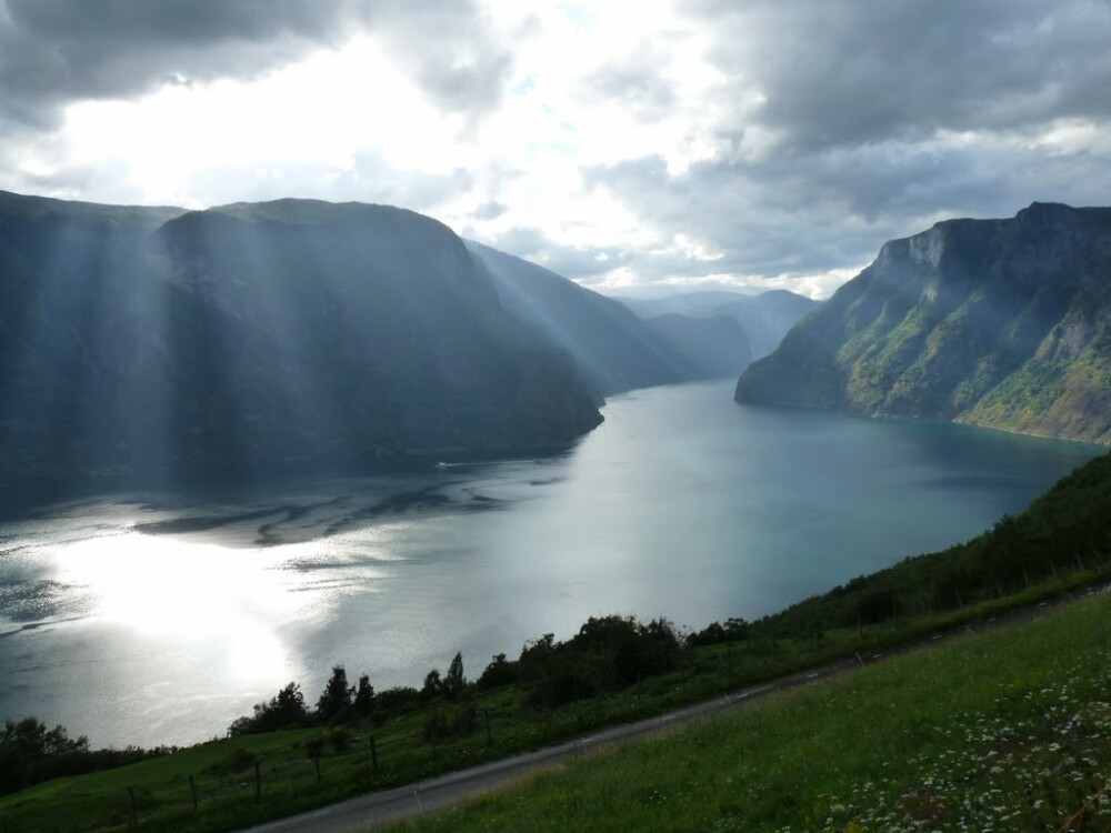 Cei care au fost acolo spun ca este cea mai frumoasa priveliste din lume. Cum arata fiordul norvegian Aurland de la inaltime - Imaginea 12