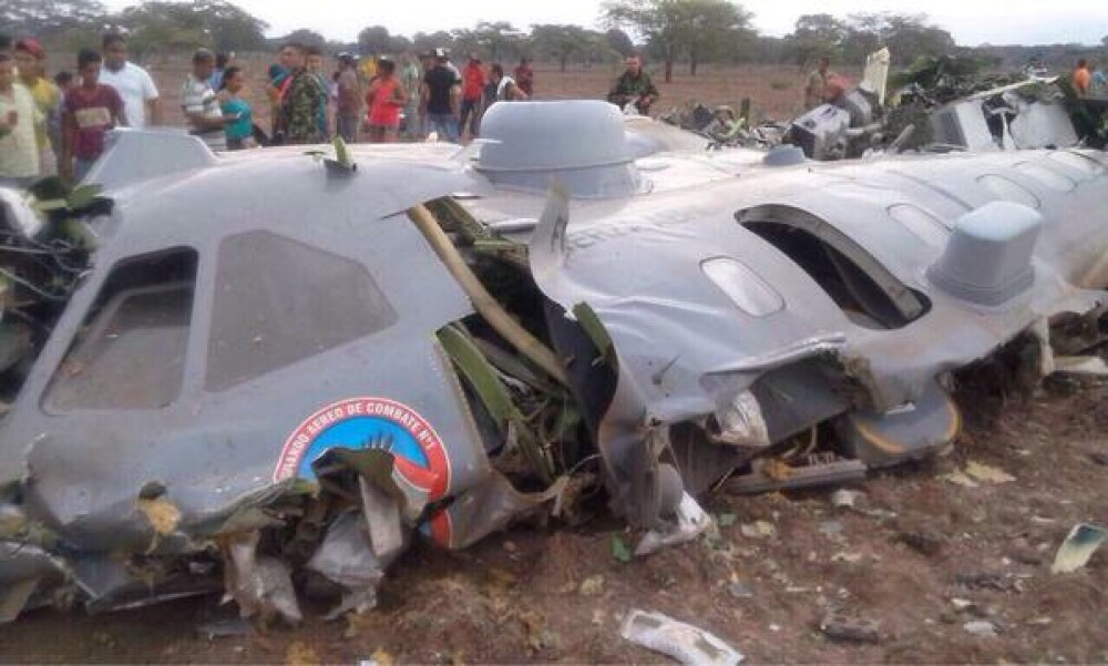 Un avion militar s-a prabusit in Columbia, cu 11 oameni la bord. FOTO si VIDEO de la locul accidentului - Imaginea 1
