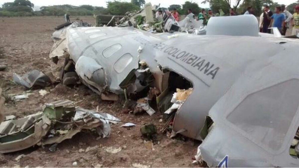 Un avion militar s-a prabusit in Columbia, cu 11 oameni la bord. FOTO si VIDEO de la locul accidentului - Imaginea 2