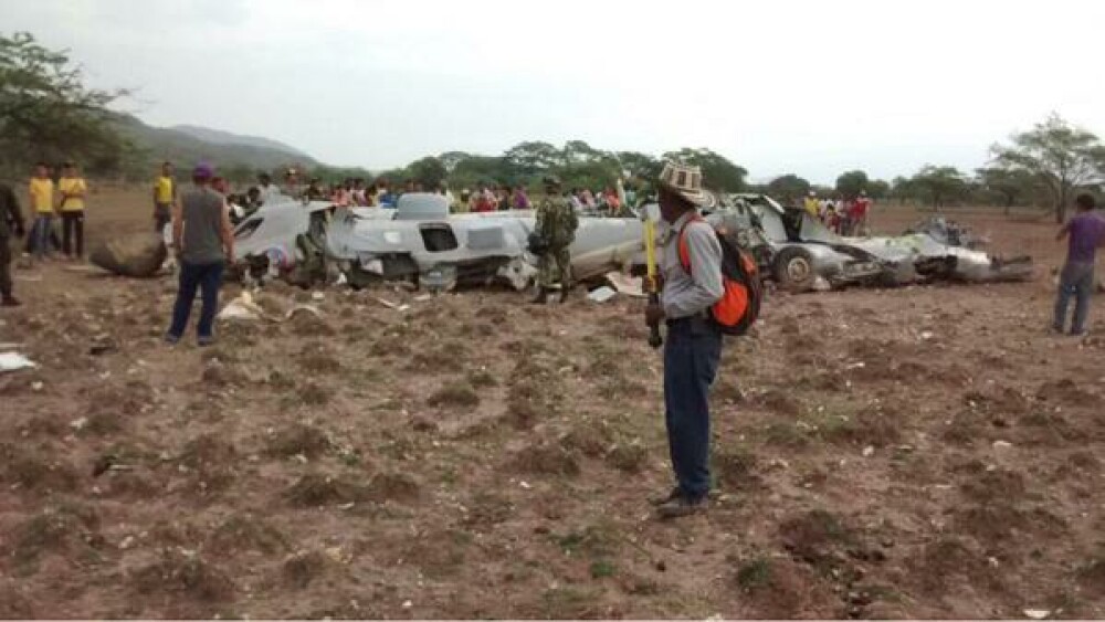 Un avion militar s-a prabusit in Columbia, cu 11 oameni la bord. FOTO si VIDEO de la locul accidentului - Imaginea 3