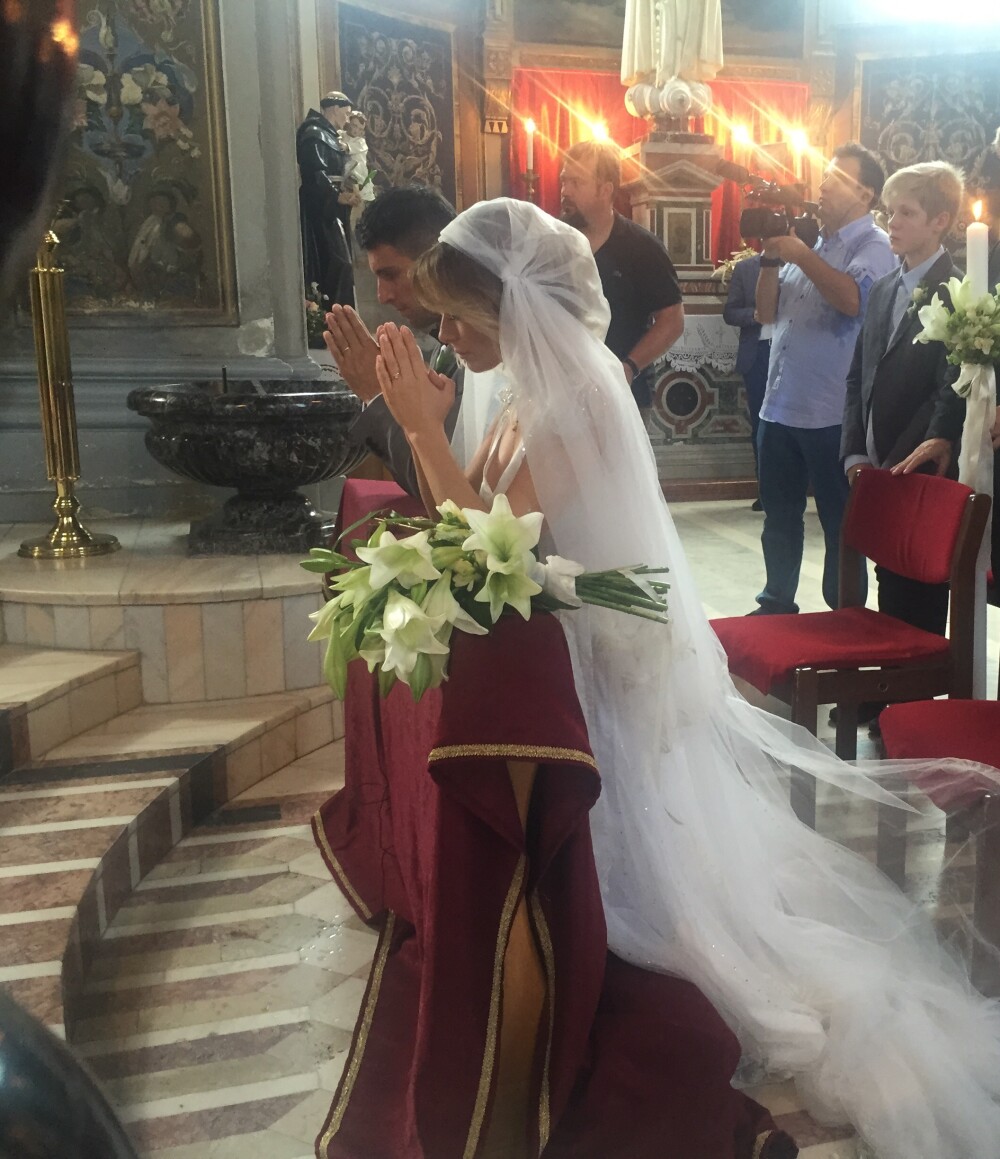 Laura Cosoi s-a casatorit religios. Cat de frumoasa a fost vedeta in rochia de mireasa. FOTO - Imaginea 2