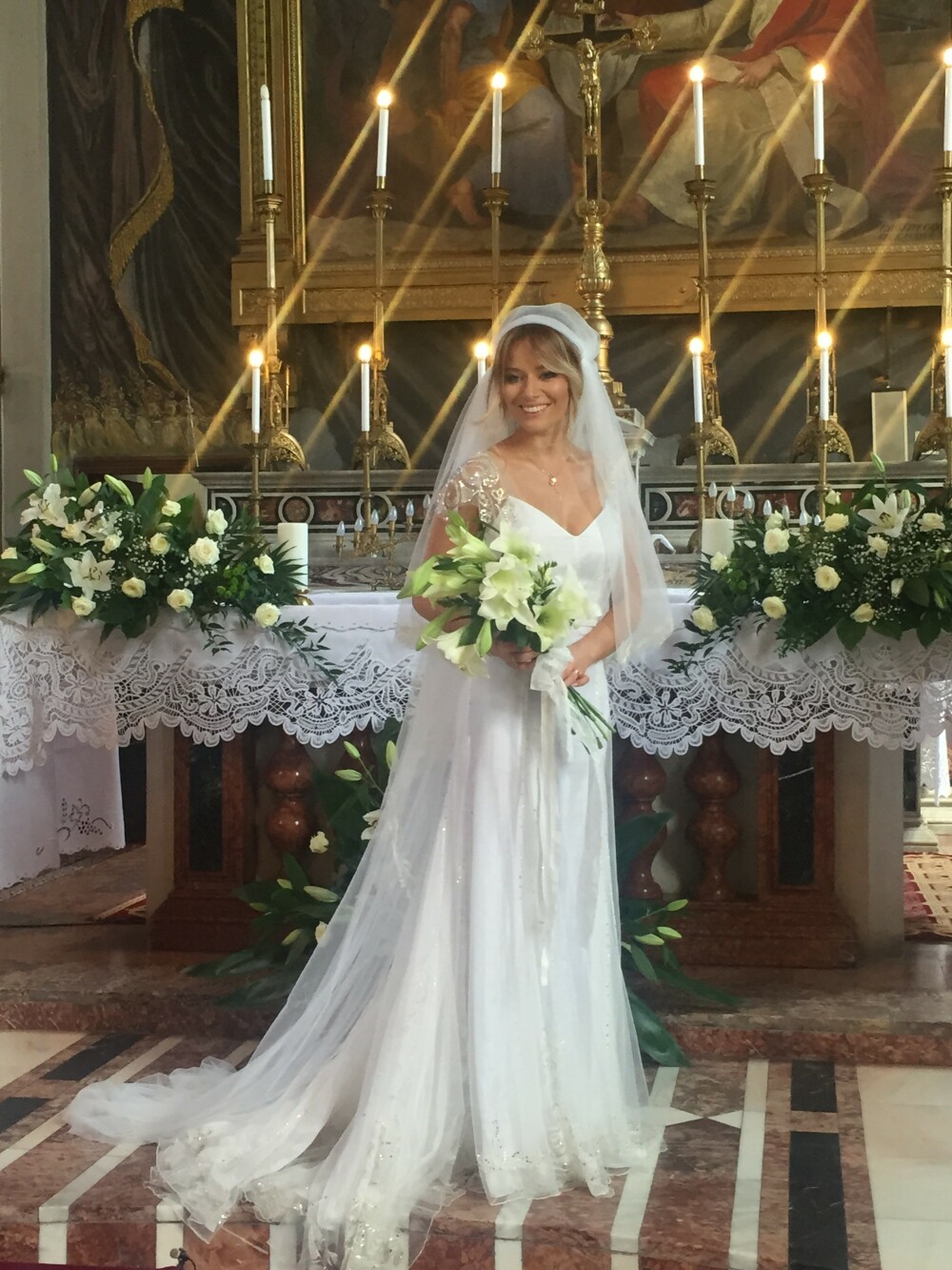 Laura Cosoi s-a casatorit religios. Cat de frumoasa a fost vedeta in rochia de mireasa. FOTO - Imaginea 3