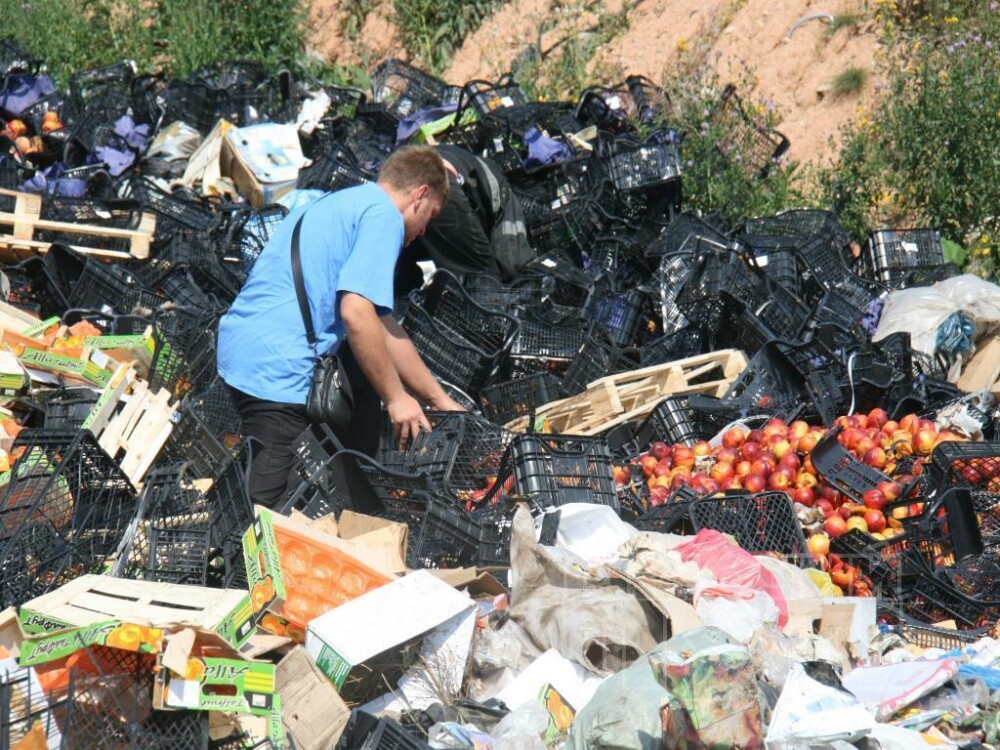 Rusii rascolesc prin alimentele distruse de Putin, in timp ce Moscova e acuzata ca-si taie singura craca de sub picioare - Imaginea 2