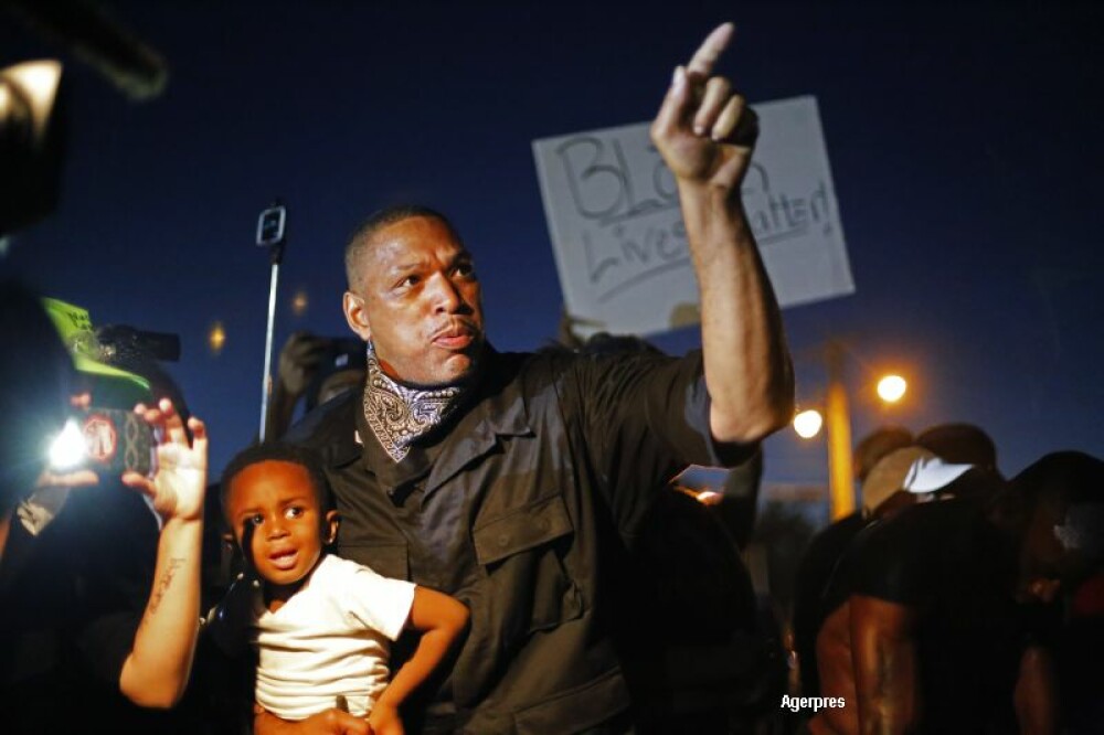 O noua noapte de violente in orasul american Ferguson. Autoritatile au declarat stare de urgenta. GALERIE FOTO - Imaginea 1