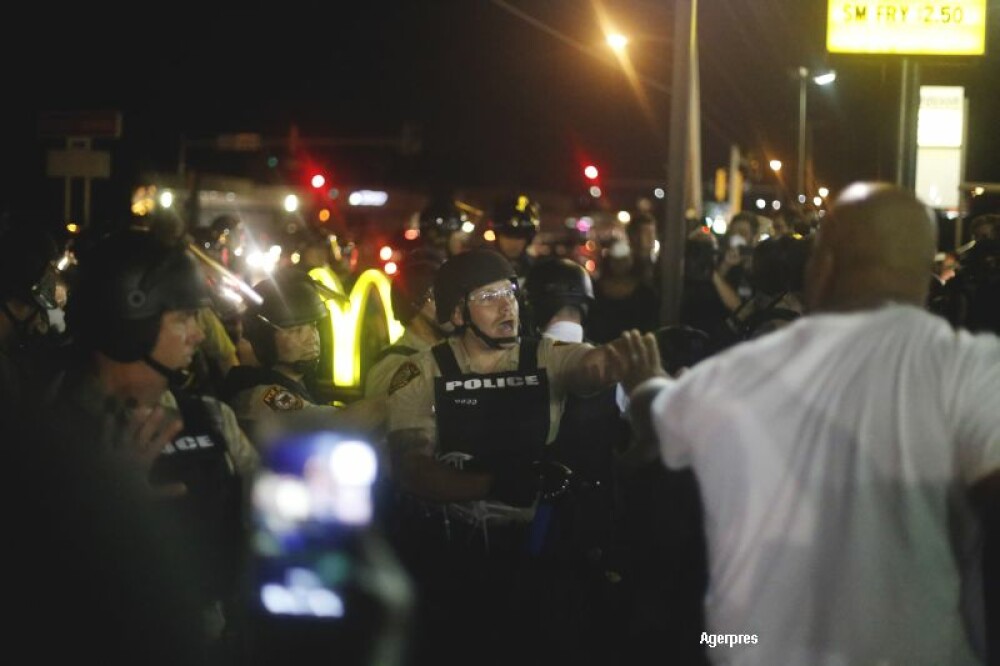 O noua noapte de violente in orasul american Ferguson. Autoritatile au declarat stare de urgenta. GALERIE FOTO - Imaginea 2