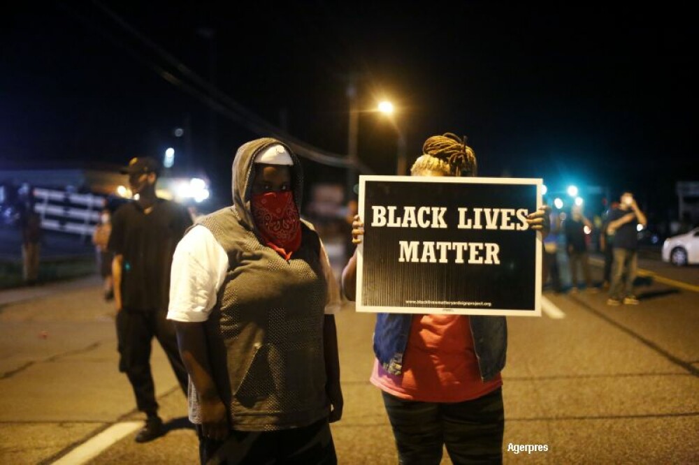 O noua noapte de violente in orasul american Ferguson. Autoritatile au declarat stare de urgenta. GALERIE FOTO - Imaginea 3