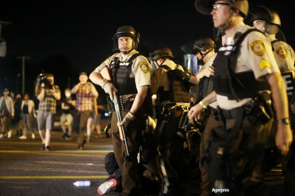 O noua noapte de violente in orasul american Ferguson. Autoritatile au declarat stare de urgenta. GALERIE FOTO - Imaginea 4