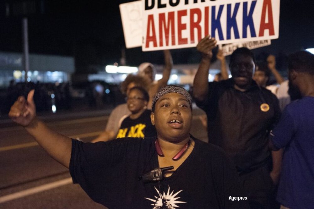 O noua noapte de violente in orasul american Ferguson. Autoritatile au declarat stare de urgenta. GALERIE FOTO - Imaginea 5