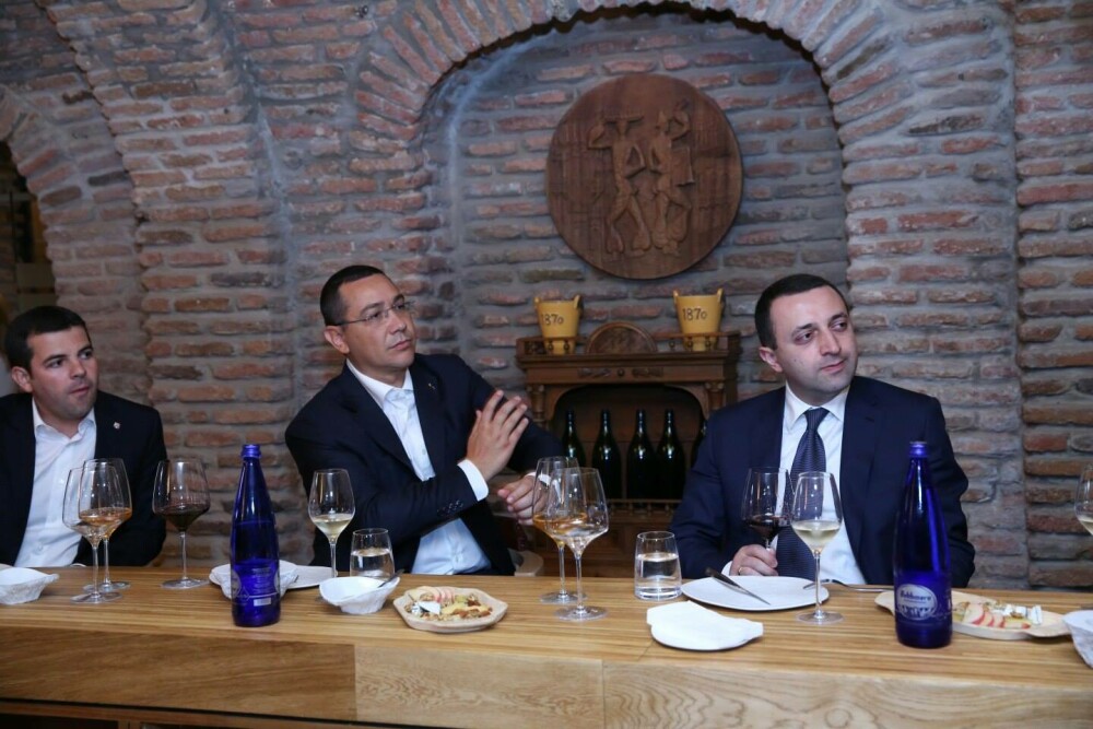 Victor Ponta s-a intalnit cu premierii Georgiei si Estoniei, inainte de meciul de fotbal Barcelona - Sevilla. FOTO - Imaginea 1