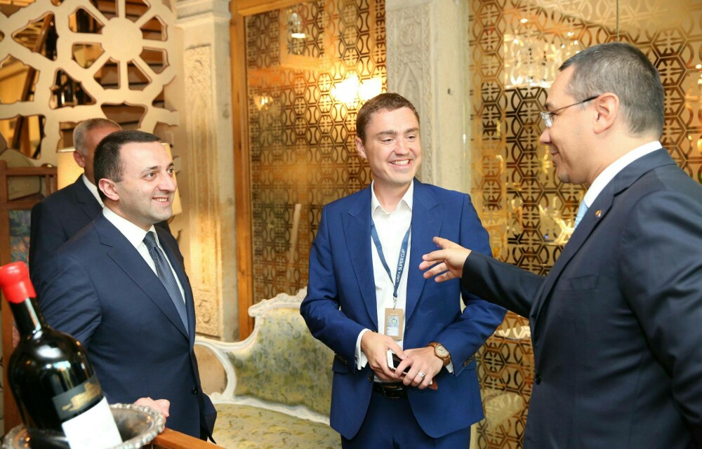 Victor Ponta s-a intalnit cu premierii Georgiei si Estoniei, inainte de meciul de fotbal Barcelona - Sevilla. FOTO - Imaginea 4