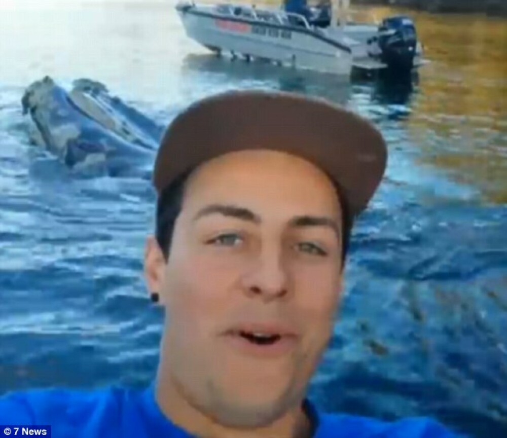 Un pescar si-a facut un selfie cu o balena care s-a apropiat de barca. Ce face in acest timp prietenul lui. VIDEO - Imaginea 3