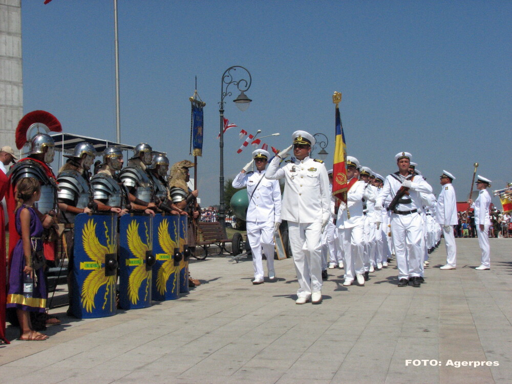 ZIUA MARINEI. Spectacole cu militari, avioane si elicoptere in Marea Neagra. Iohannis si Ponta nu au participat la ceremonii - Imaginea 5