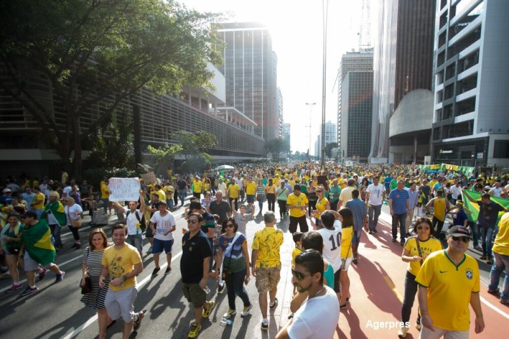 Sute de mii de brazilieni au cerut in strada demisia presedintelui. Scandalul urias in care e implicata Dilma Rousseff - Imaginea 2