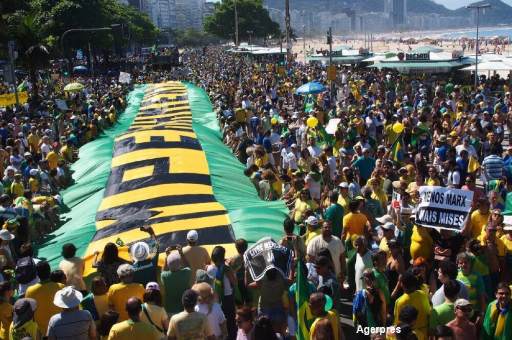 Sute de mii de brazilieni au cerut in strada demisia presedintelui. Scandalul urias in care e implicata Dilma Rousseff - Imaginea 3