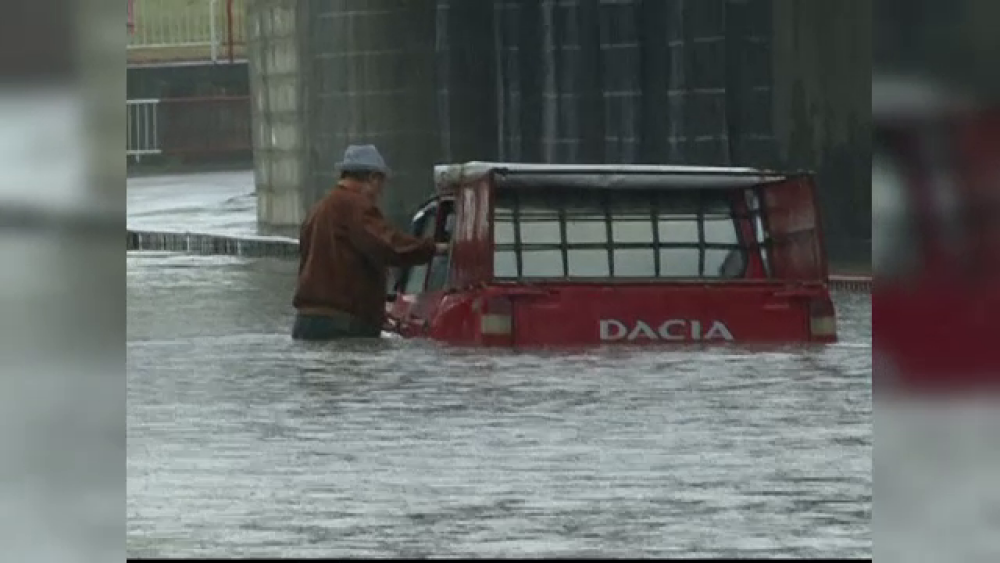 O ploaie de cateva zeci de minute a inundat orasul Focsani. Masinile au ramas blocate in apele adanci de un metru - Imaginea 1