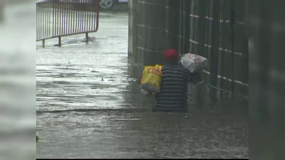 O ploaie de cateva zeci de minute a inundat orasul Focsani. Masinile au ramas blocate in apele adanci de un metru - Imaginea 2