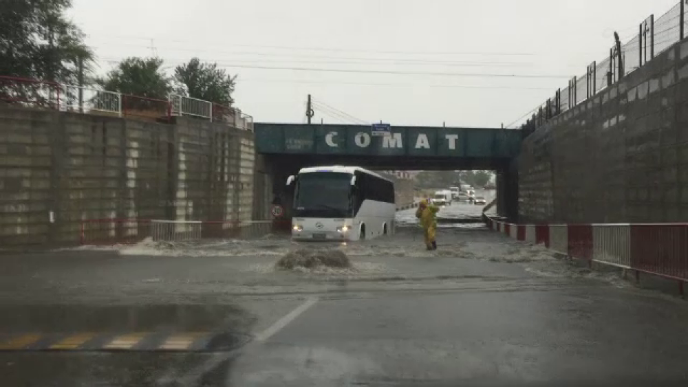 O ploaie de cateva zeci de minute a inundat orasul Focsani. Masinile au ramas blocate in apele adanci de un metru - Imaginea 4