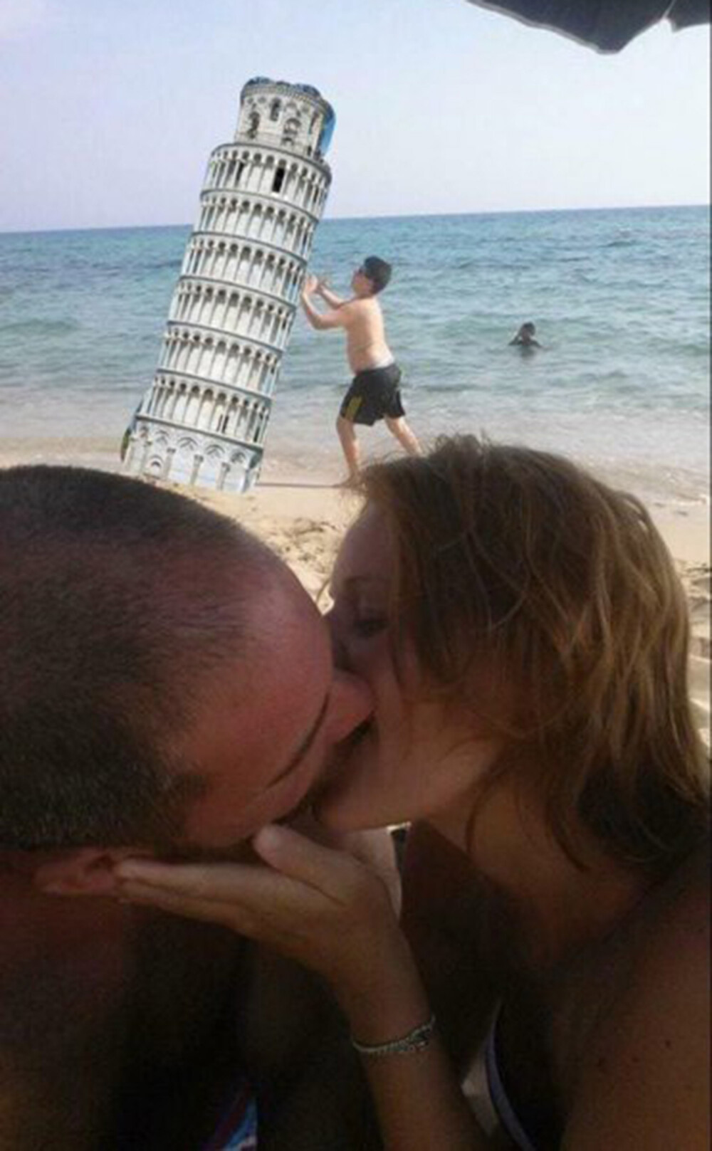 Si-au rugat prietenii de pe internet sa le stearga detaliul nedorit din poza romantica, dar au facut o greseala. Ce a urmat - Imaginea 6