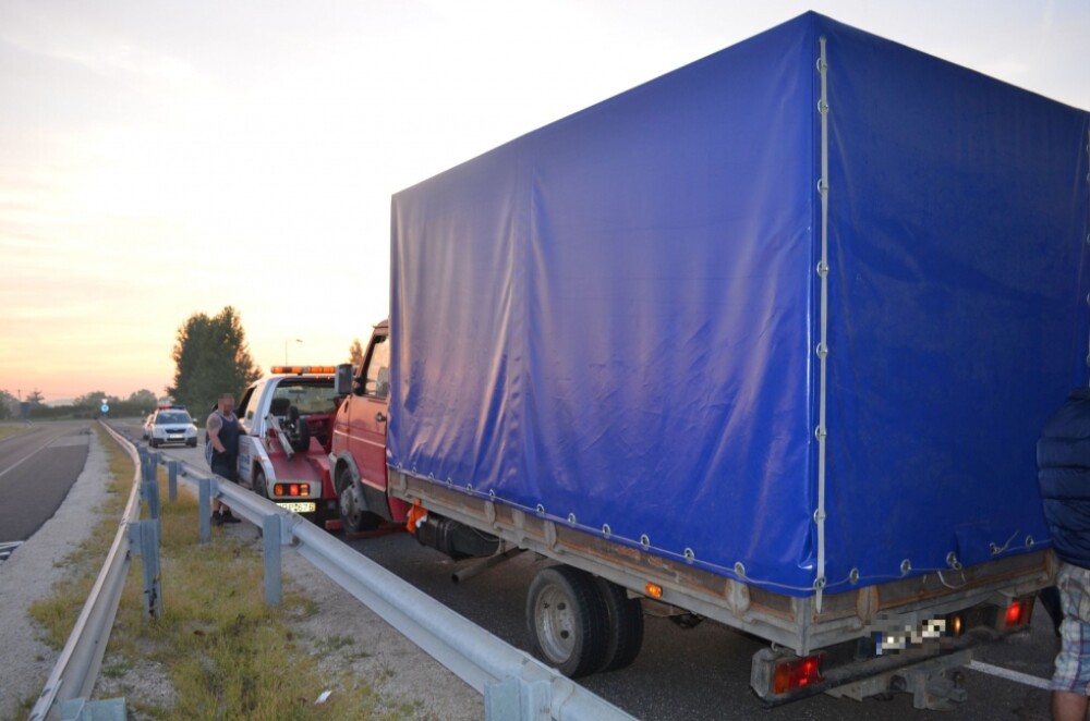 Imigrantii descoperiti in camionul unui roman, printre care si 3 copii, au disparut din spital. Anuntul politiei austriece - Imaginea 3