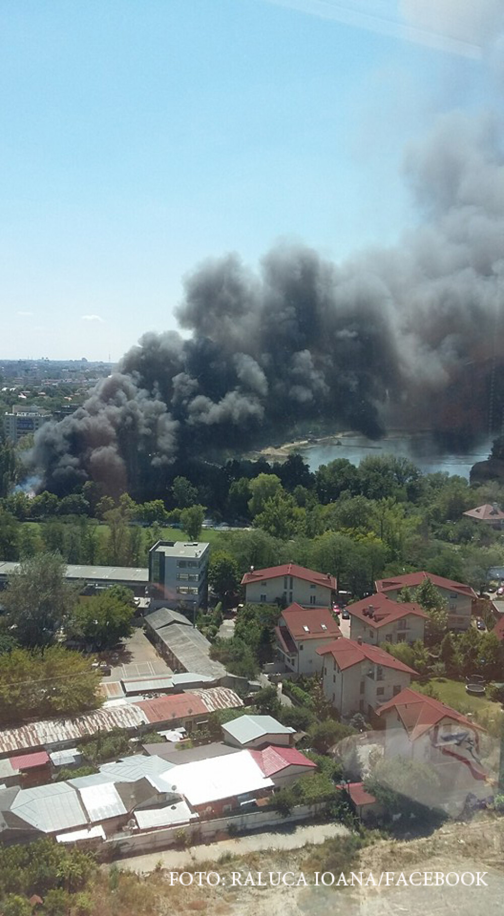 Incendiu la clubul Chaboo din Capitala. Flacari uriase au pornit langa piscina si au distrus un cort. VIDEO - Imaginea 3