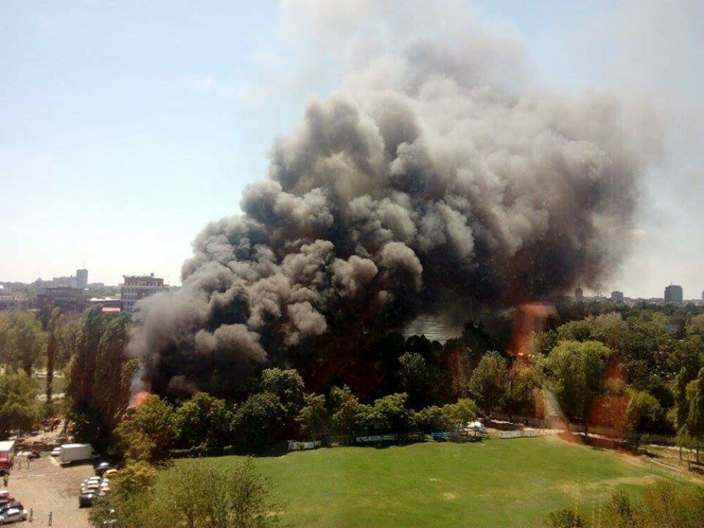 Incendiu la clubul Chaboo din Capitala. Flacari uriase au pornit langa piscina si au distrus un cort. VIDEO - Imaginea 7