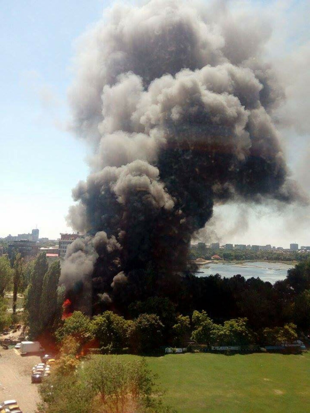 Incendiu la clubul Chaboo din Capitala. Flacari uriase au pornit langa piscina si au distrus un cort. VIDEO - Imaginea 8
