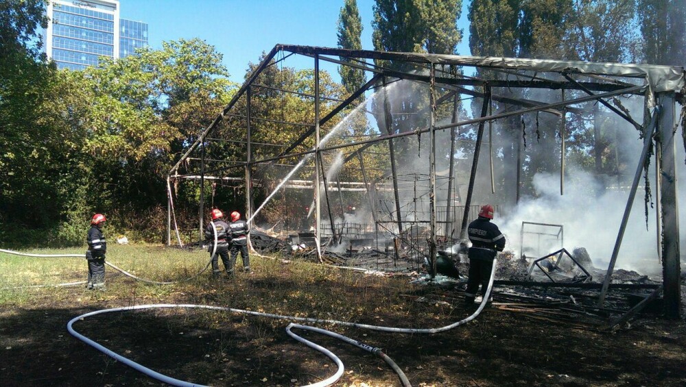 Incendiu la clubul Chaboo din Capitala. Flacari uriase au pornit langa piscina si au distrus un cort. VIDEO - Imaginea 11
