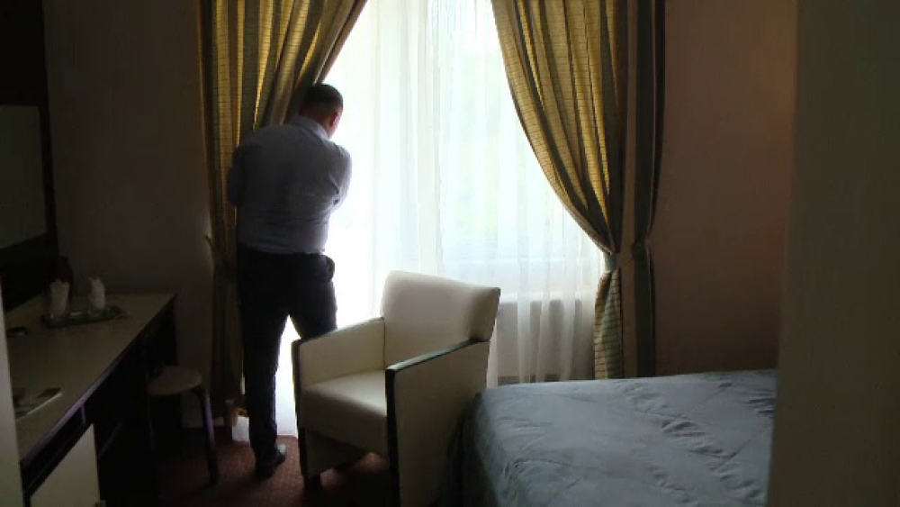 Gandaci si halate rupte intr-un hotel din Baile Felix, unde camera e 400 de lei pe noapte: 