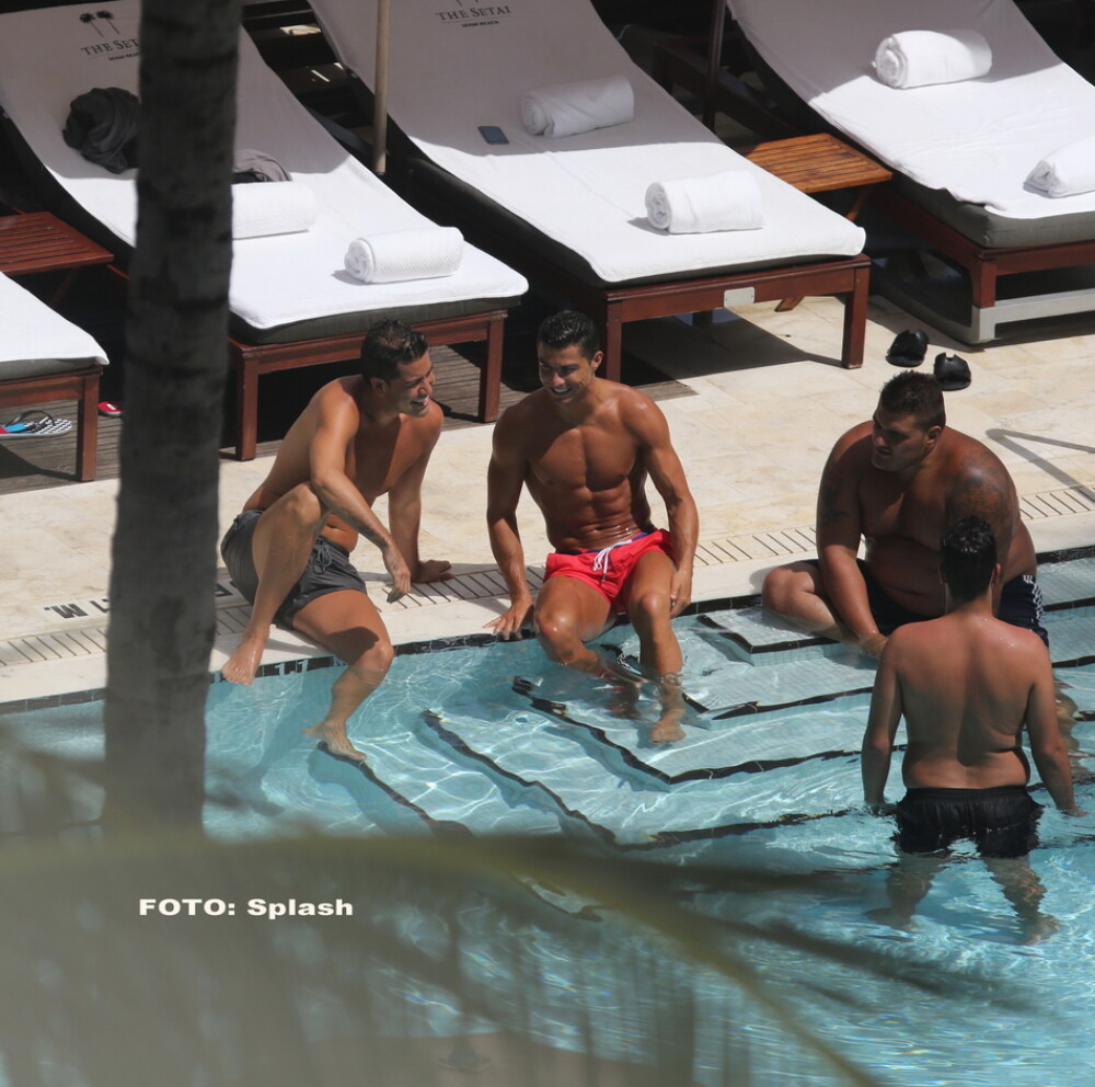Cristiano Ronaldo se reface la o piscina din Florida, unde si-a aratat corpul perfect. Cine este femeia care statea cu el - Imaginea 2