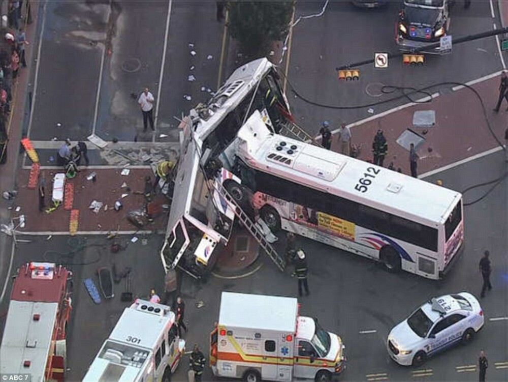 Un mort si 19 raniti dupa impactul violent dintre doua autobuze. Unul din vehicule, rupt in doua. Imagini FILMATE din aer - Imaginea 1