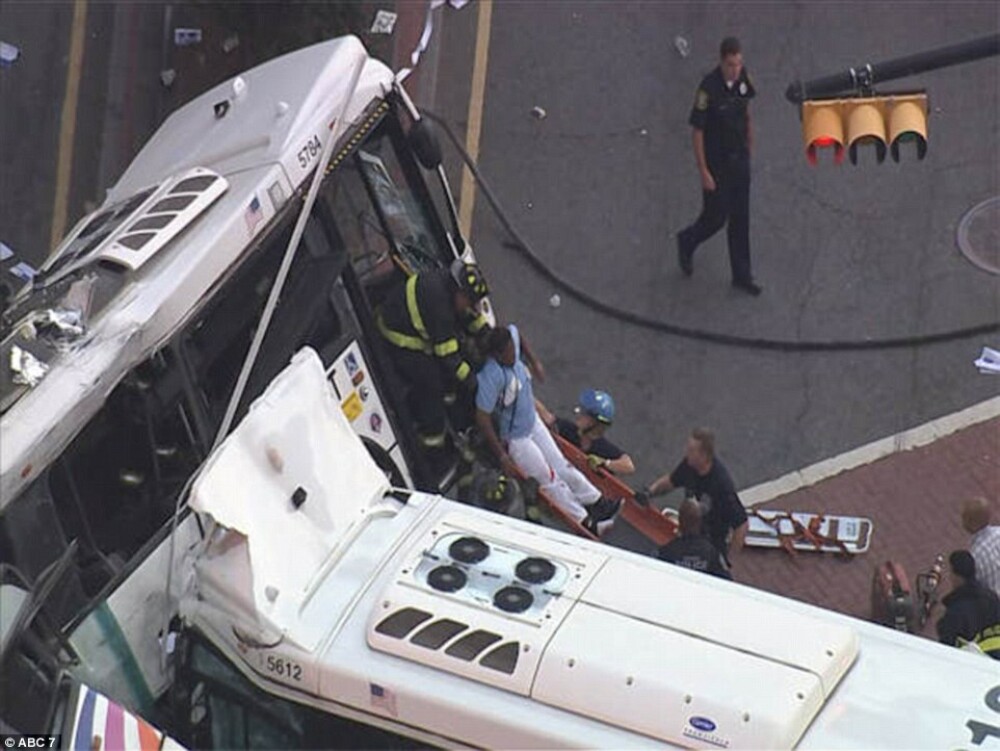 Un mort si 19 raniti dupa impactul violent dintre doua autobuze. Unul din vehicule, rupt in doua. Imagini FILMATE din aer - Imaginea 2