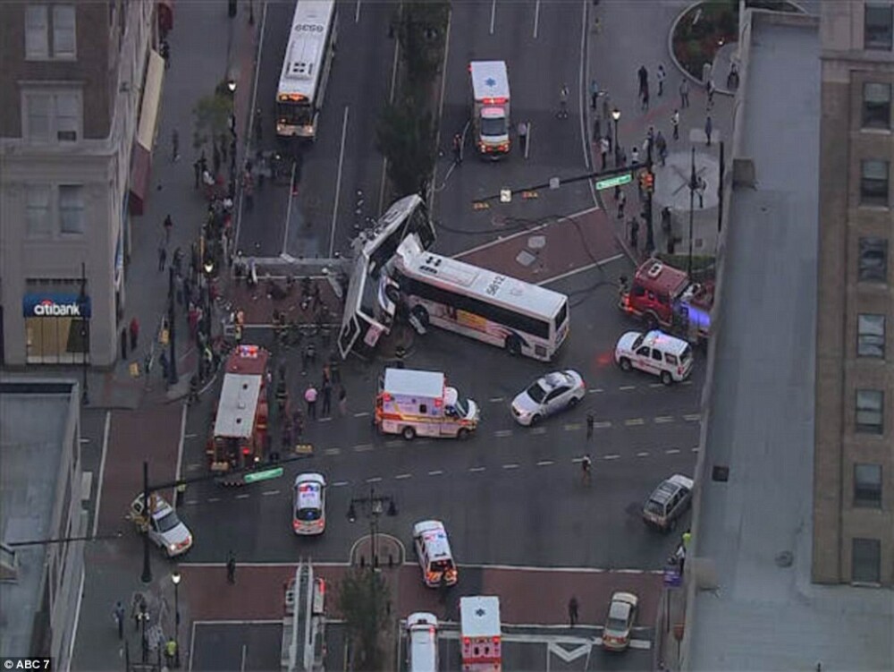 Un mort si 19 raniti dupa impactul violent dintre doua autobuze. Unul din vehicule, rupt in doua. Imagini FILMATE din aer - Imaginea 3