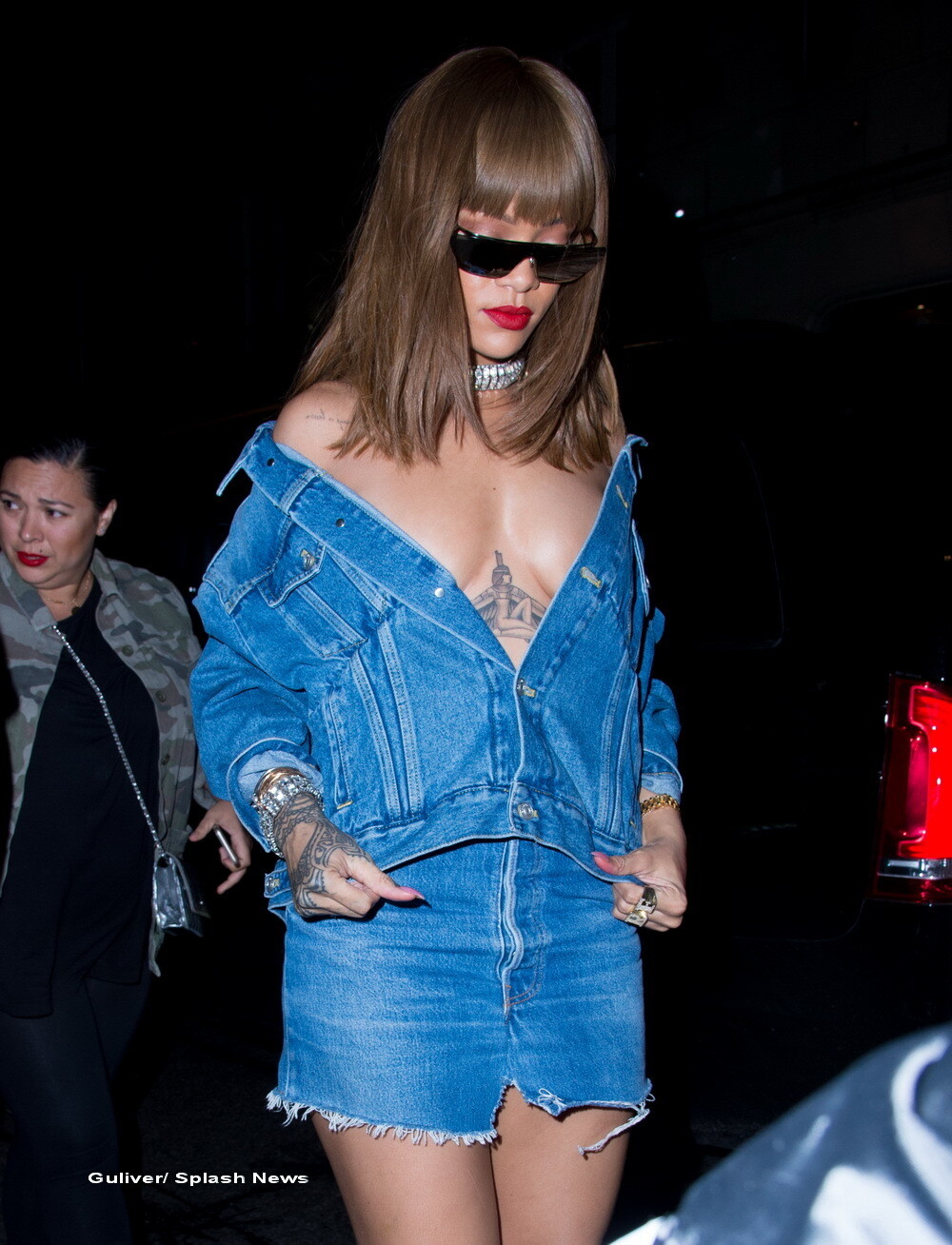 Accident vestimentar suferit de Rihanna. A iesit in club decoltata si fara sutien, iar camasa i-a alunecat. GALERIE FOTO - Imaginea 5
