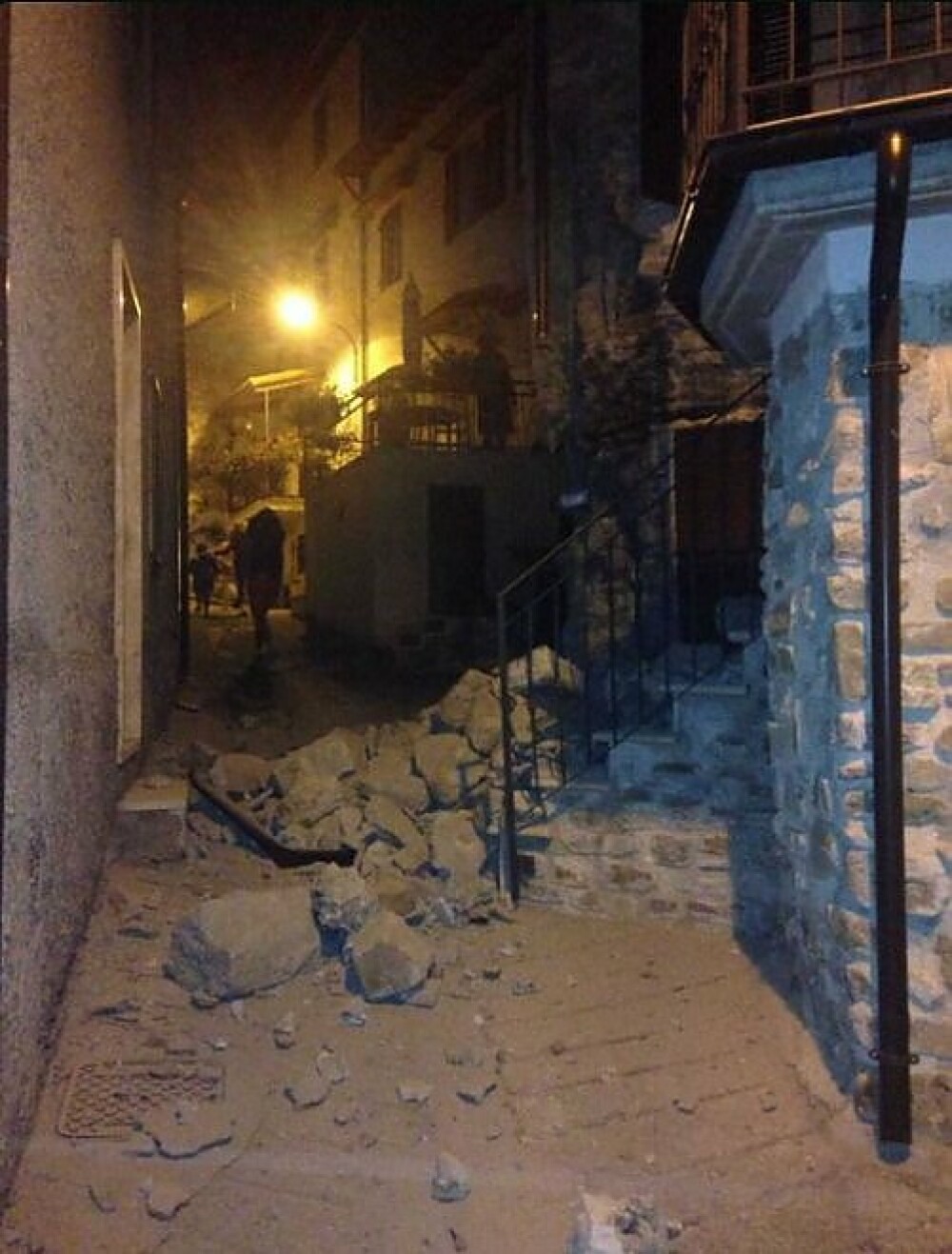 Cutremur in Italia: 159 de morti si sute de raniti. Armata a fost mobilizata pentru a ajuta persoanele afectate de seism - Imaginea 3
