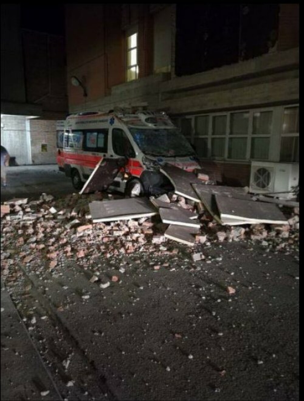 Cutremur in Italia: 159 de morti si sute de raniti. Armata a fost mobilizata pentru a ajuta persoanele afectate de seism - Imaginea 6