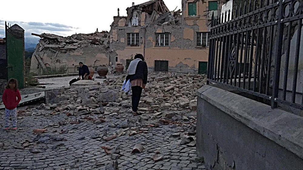 Cutremur in Italia: 159 de morti si sute de raniti. Armata a fost mobilizata pentru a ajuta persoanele afectate de seism - Imaginea 7