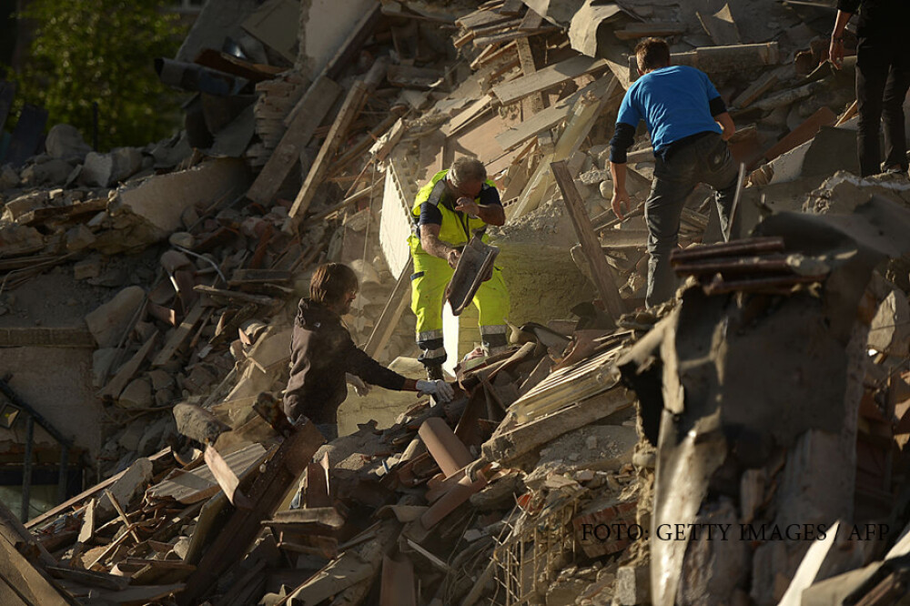 Cutremur in Italia: 159 de morti si sute de raniti. Armata a fost mobilizata pentru a ajuta persoanele afectate de seism - Imaginea 10