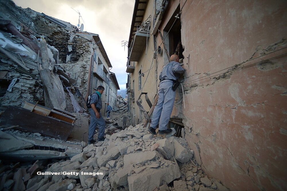 Oameni morti printre daramaturi si case distruse in totalitate. FOTO si VIDEO din Italia, din zonele afectate de seism - Imaginea 9