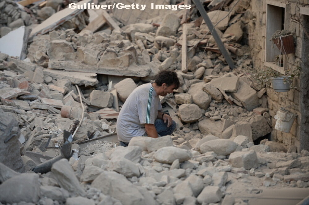 Oameni morti printre daramaturi si case distruse in totalitate. FOTO si VIDEO din Italia, din zonele afectate de seism - Imaginea 8