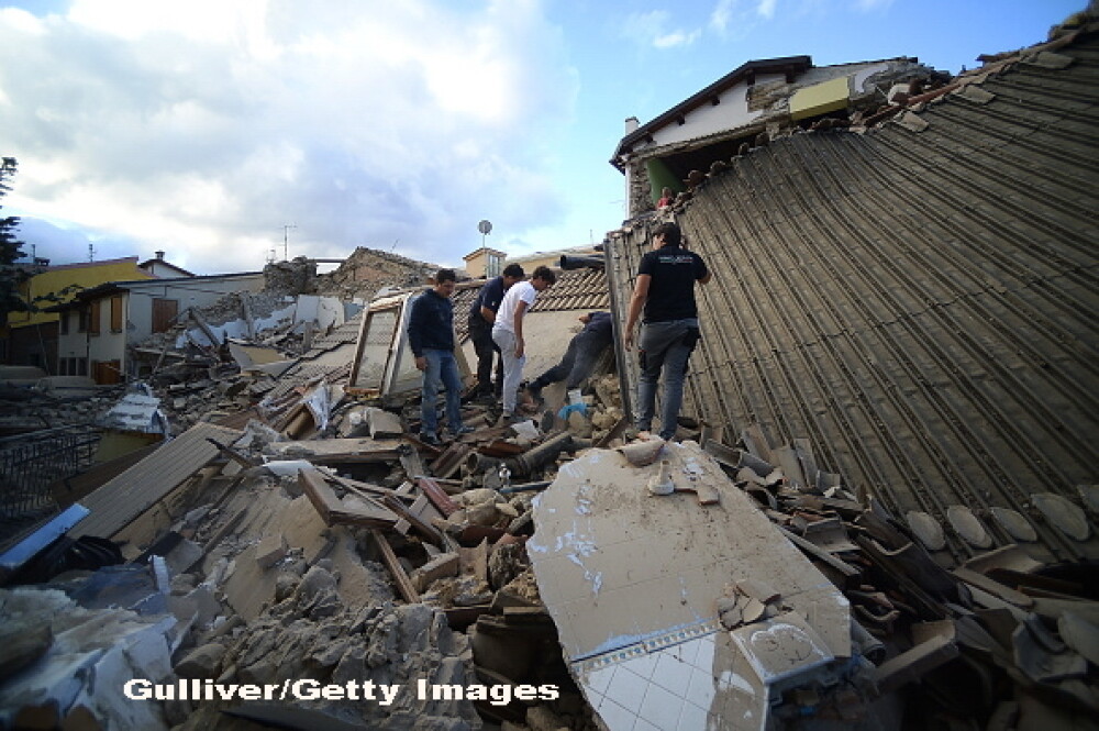 Oameni morti printre daramaturi si case distruse in totalitate. FOTO si VIDEO din Italia, din zonele afectate de seism - Imaginea 7